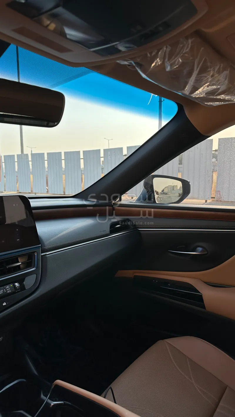 2024 لكزس إي إس 350