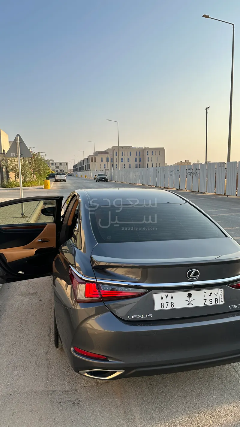 2024 لكزس إي إس 350