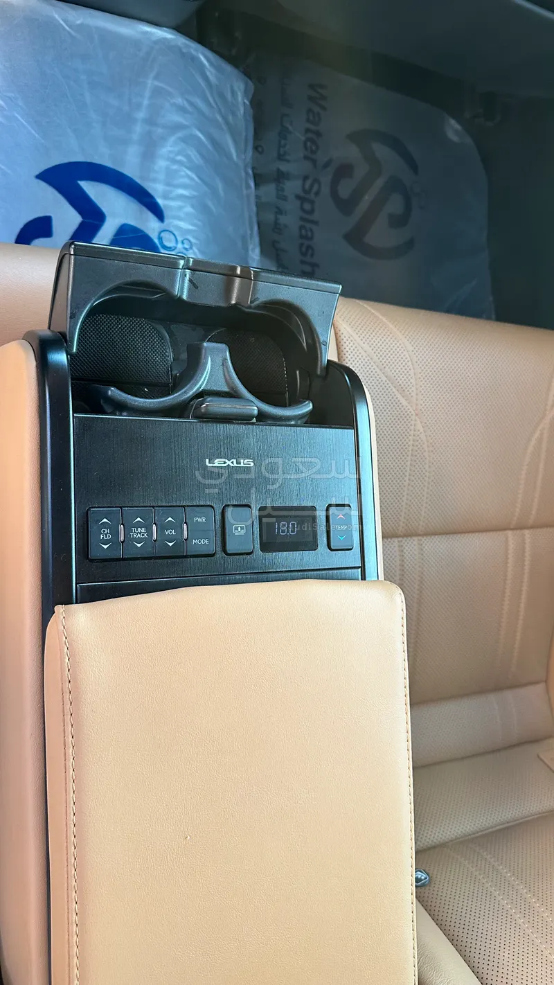 2024 لكزس إي إس 350