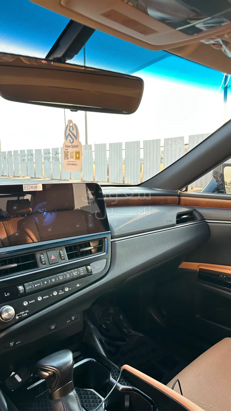 2024 لكزس إي إس 350