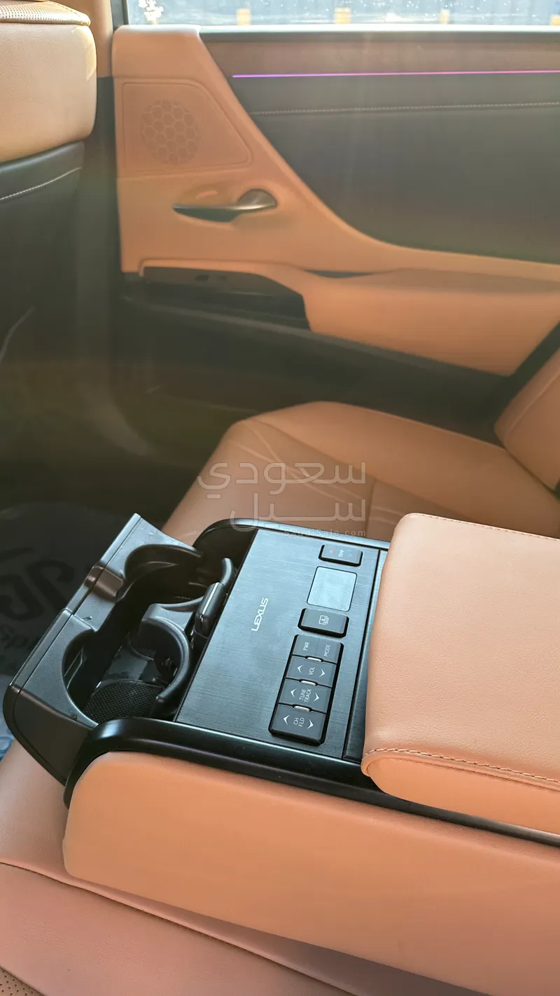 2024 لكزس إي إس 350