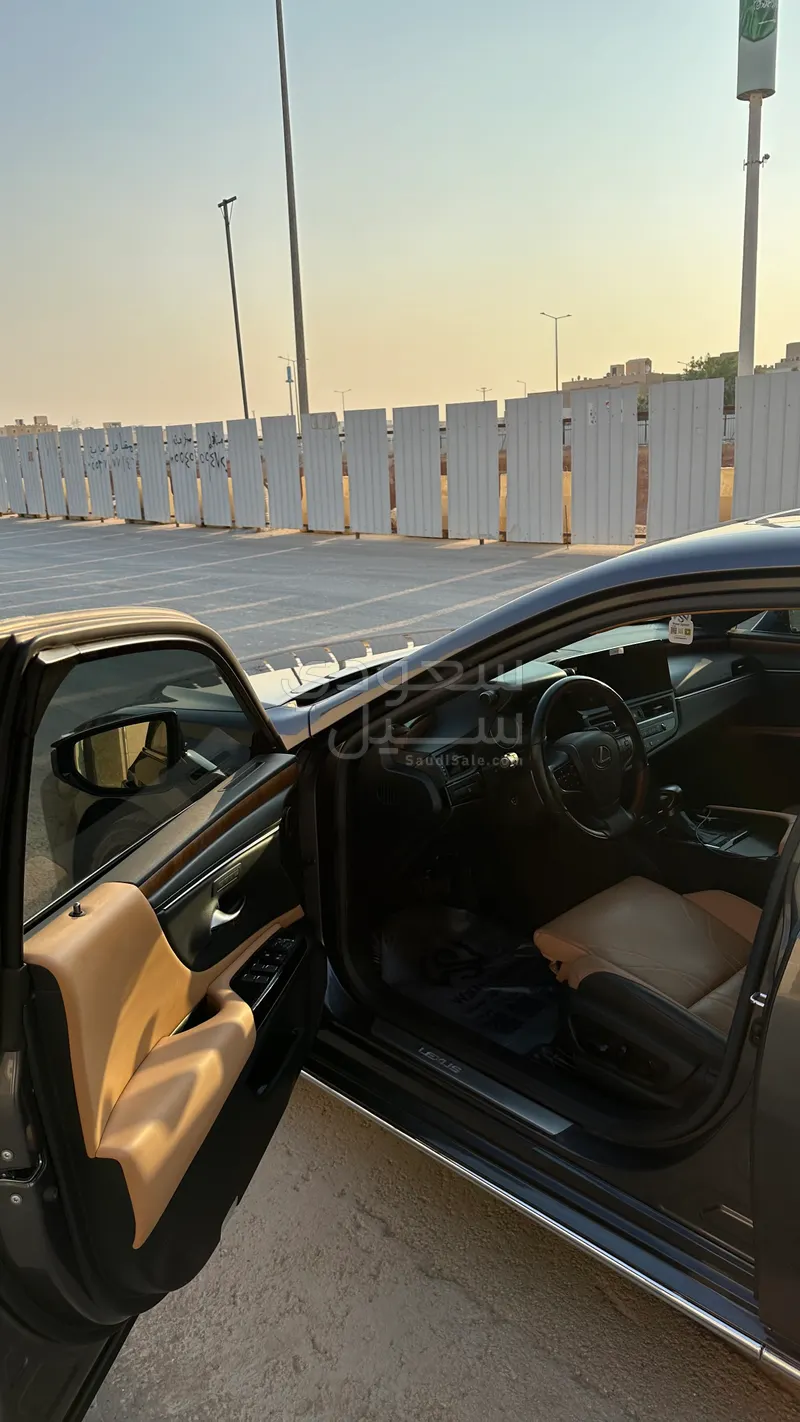 2024 لكزس إي إس 350