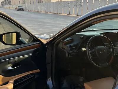 2024 لكزس إي إس 350