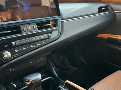 2024 لكزس إي إس 350