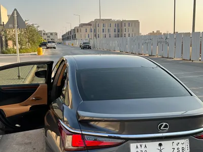 2024 لكزس إي إس 350