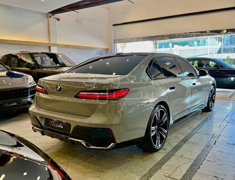 2024 بي ام دبليو الفئة السابعة 735أي