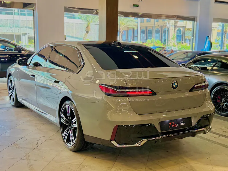 2024 بي ام دبليو الفئة السابعة 735أي