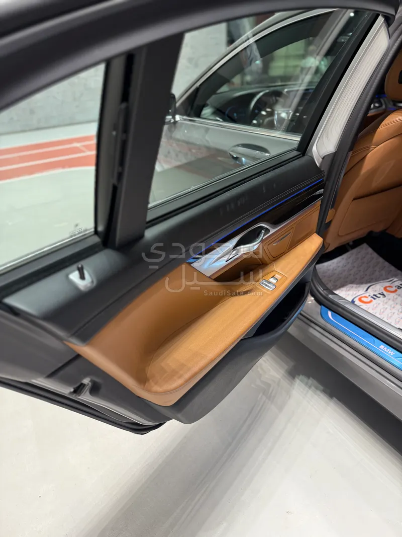 2021 بي ام دبليو الفئة السابعة 730 إل أي