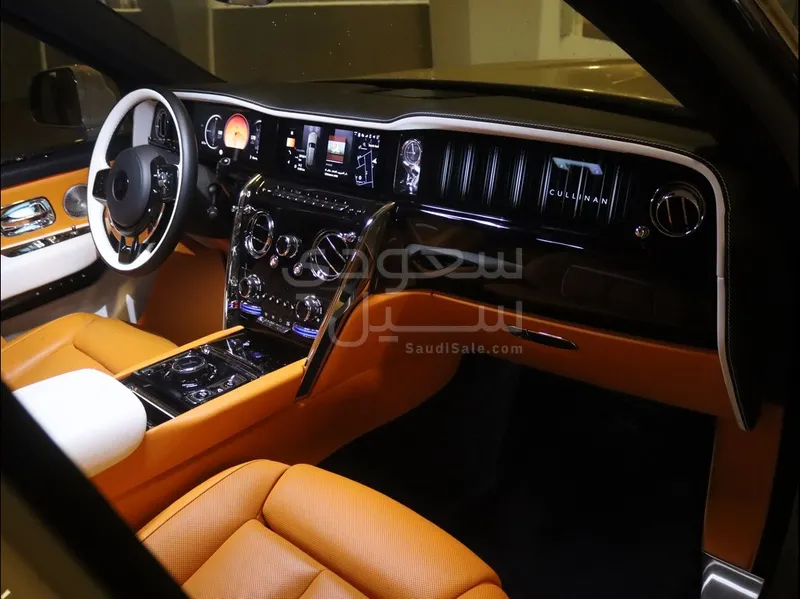 2025 رولز رويس كولينان سلفر بادج