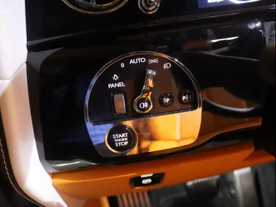 2025 رولز رويس كولينان سلفر بادج