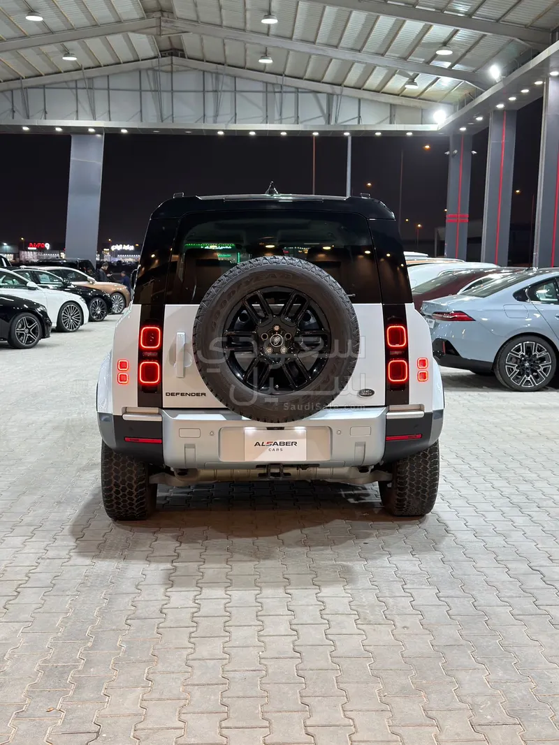2022 لاند روفر ديفيندر 110