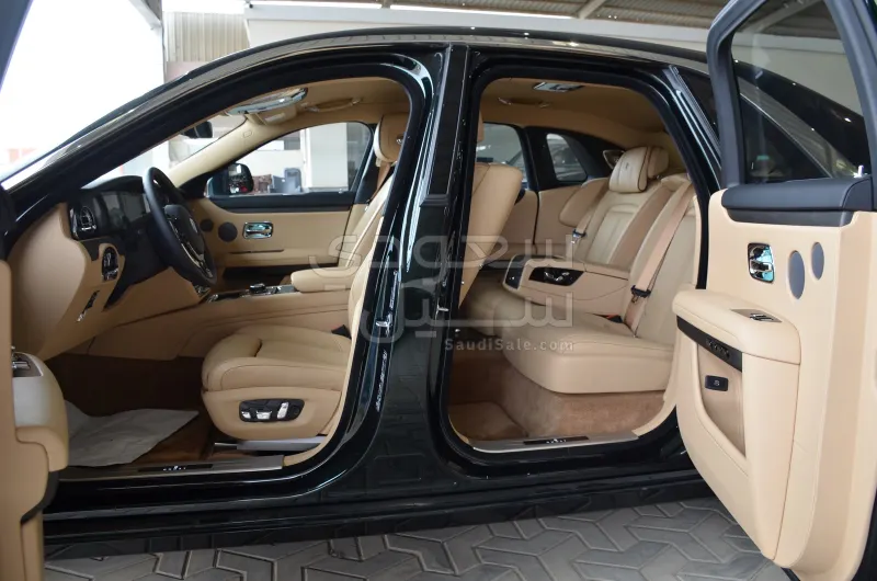 2025 رولز رويس قوست بلاك بادج