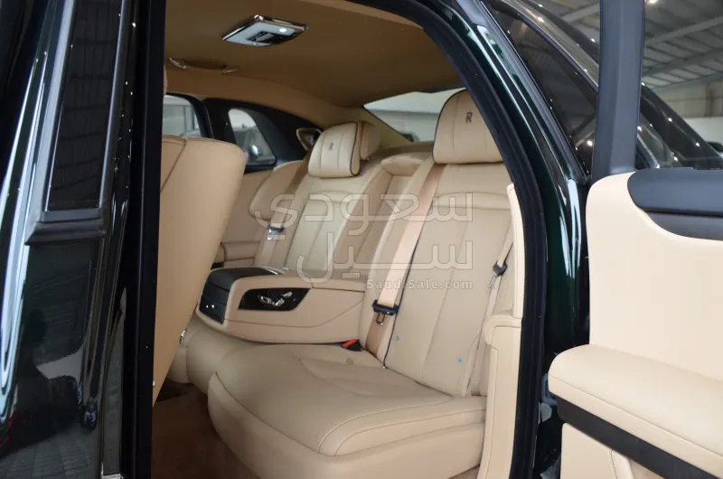 2025 رولز رويس قوست بلاك بادج