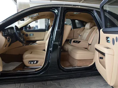 2025 رولز رويس قوست بلاك بادج