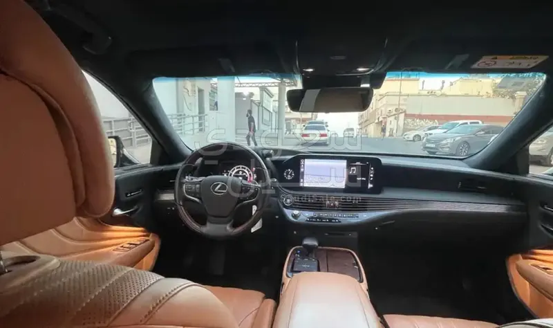 2022 لكزس إل إس 350