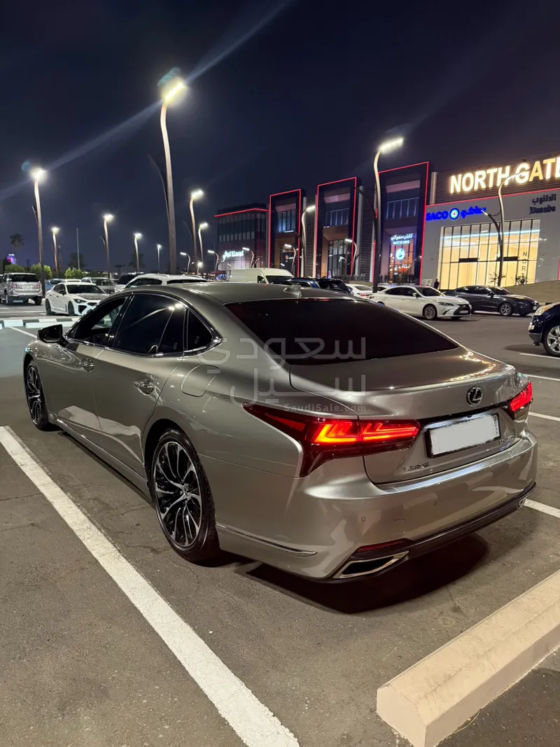 2022 لكزس إل إس 350