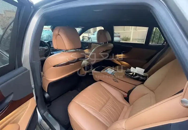 2022 لكزس إل إس 350