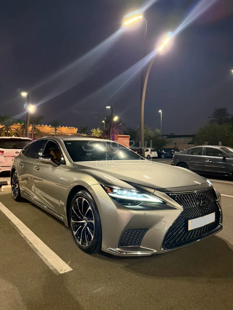 2022 لكزس إل إس 350