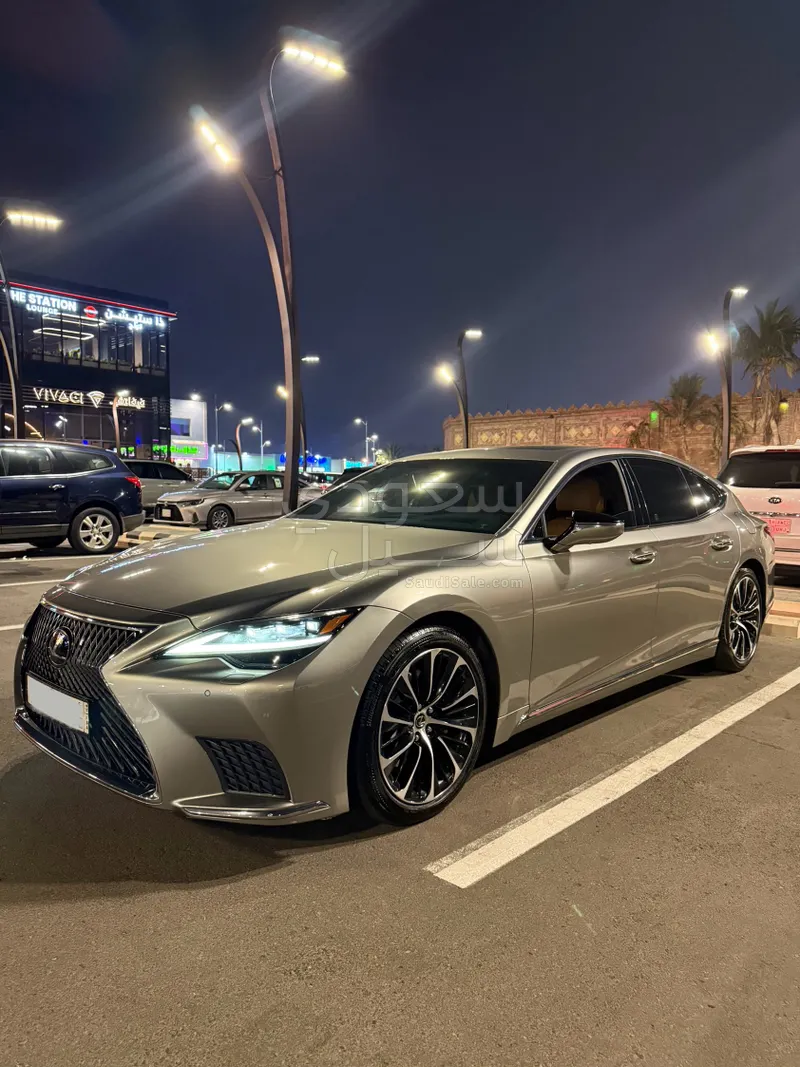 2022 لكزس إل إس 350
