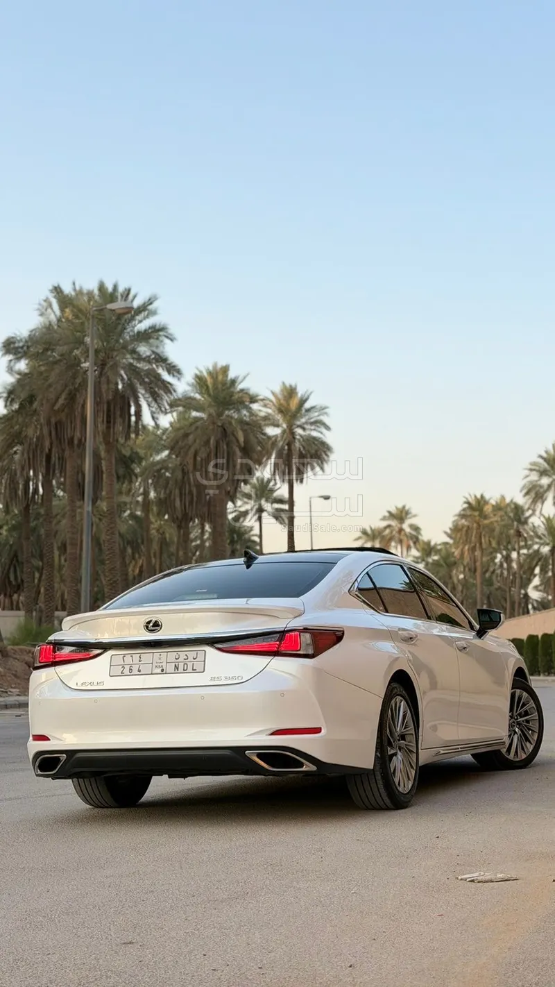2023 لكزس إي إس 350