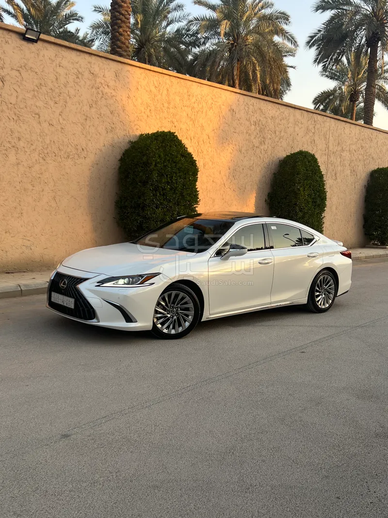 2023 لكزس إي إس 350