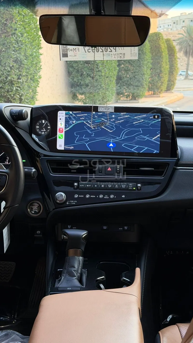 2023 لكزس إي إس 350