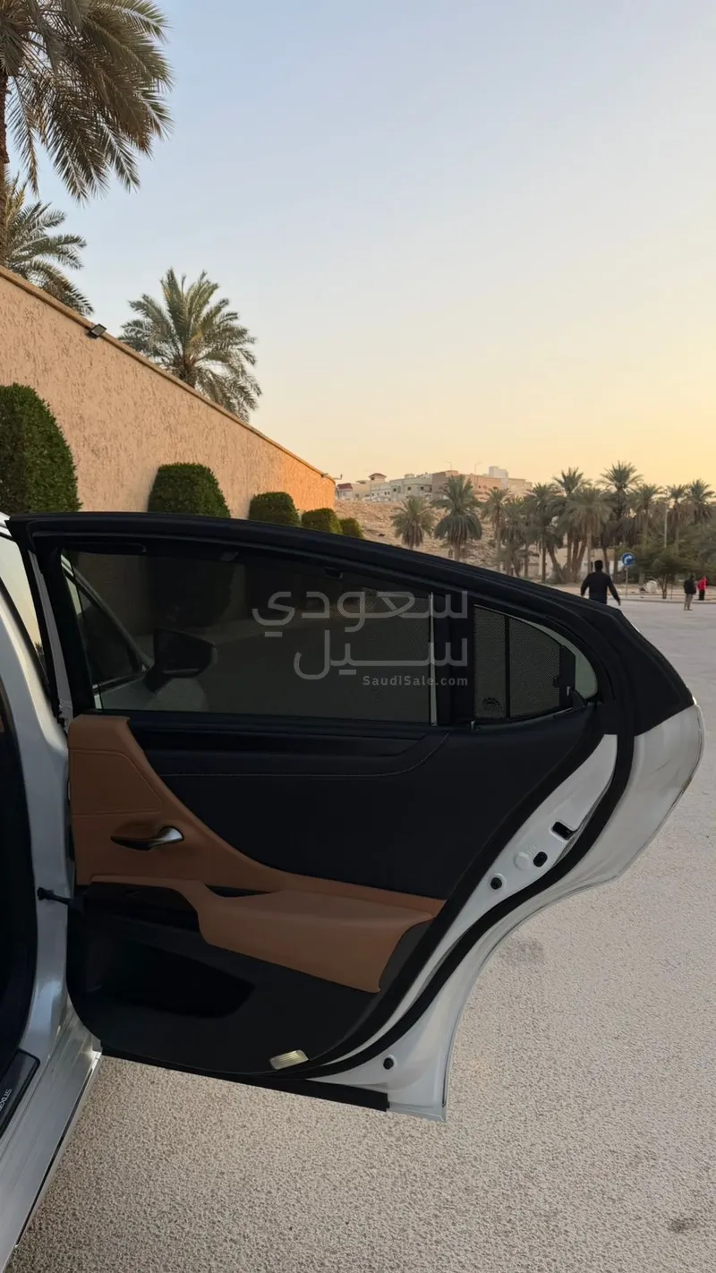 2023 لكزس إي إس 350