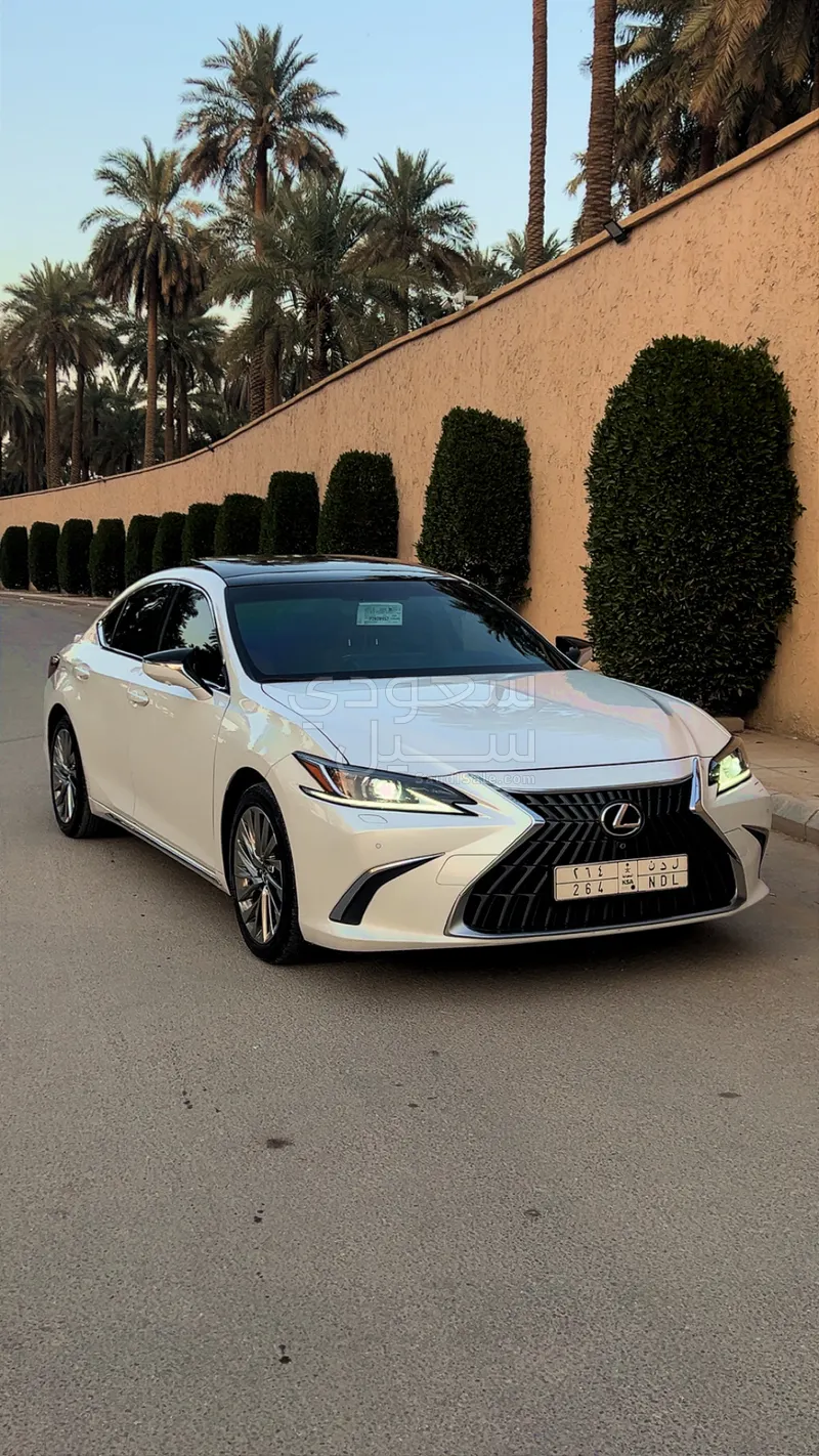 2023 لكزس إي إس 350