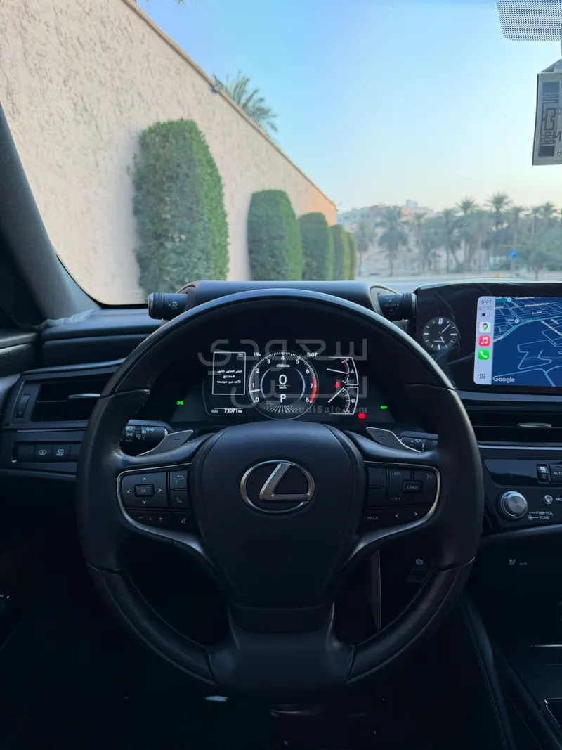 2023 لكزس إي إس 350