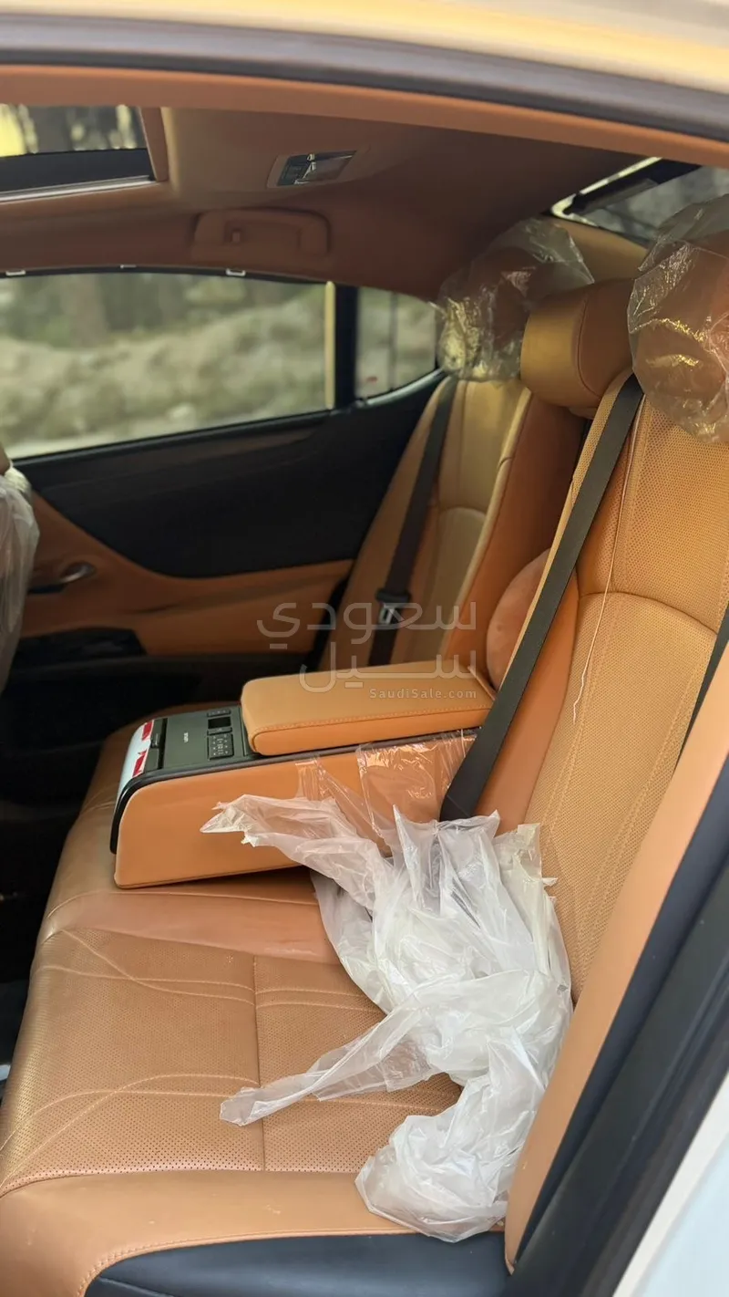 2023 لكزس إي إس 350