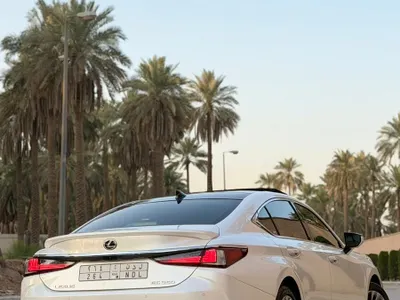 2023 لكزس إي إس 350