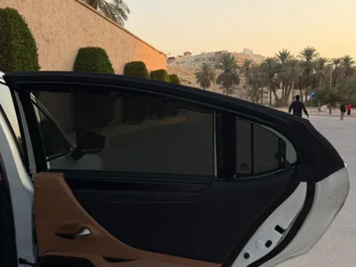 2023 لكزس إي إس 350