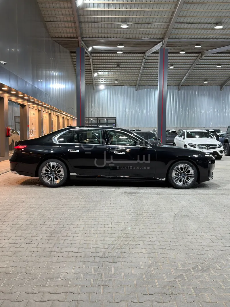 2026 بي ام دبليو الفئة السابعة 735أي