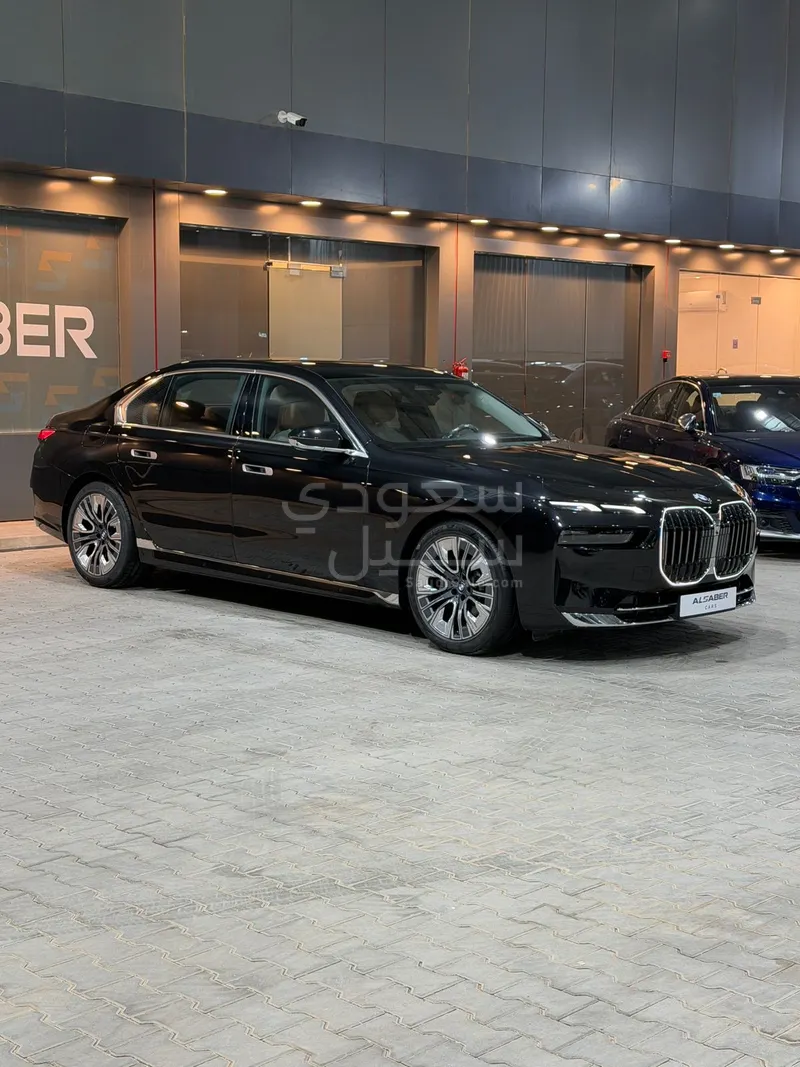 2026 بي ام دبليو الفئة السابعة 735أي