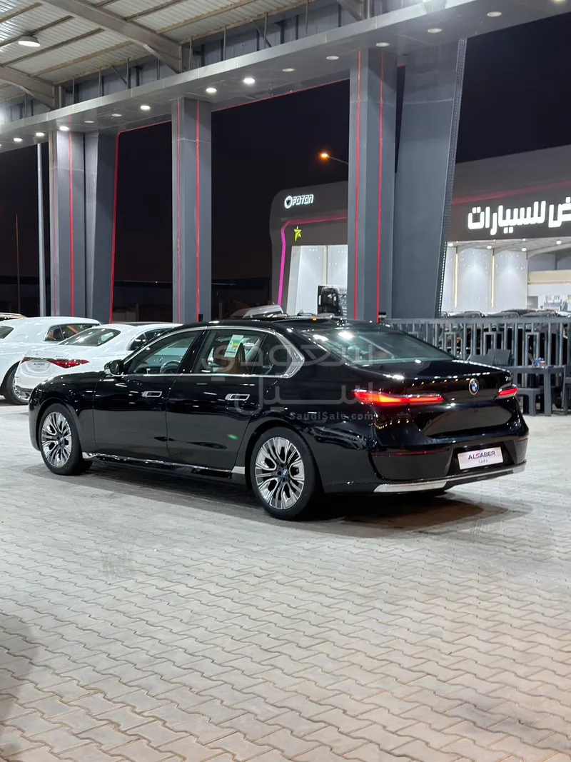 2026 بي ام دبليو الفئة السابعة 735أي