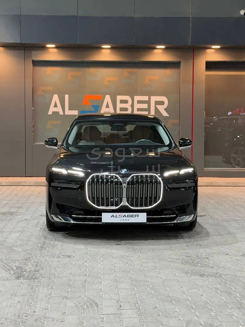 2026 بي ام دبليو الفئة السابعة 735أي