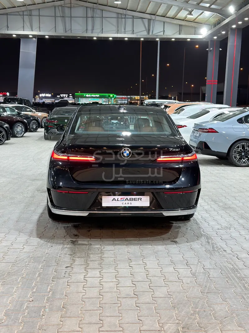 2026 بي ام دبليو الفئة السابعة 735أي