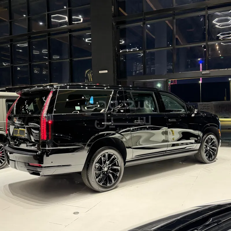 2025 كاديلاك اسكاليد إي إس في