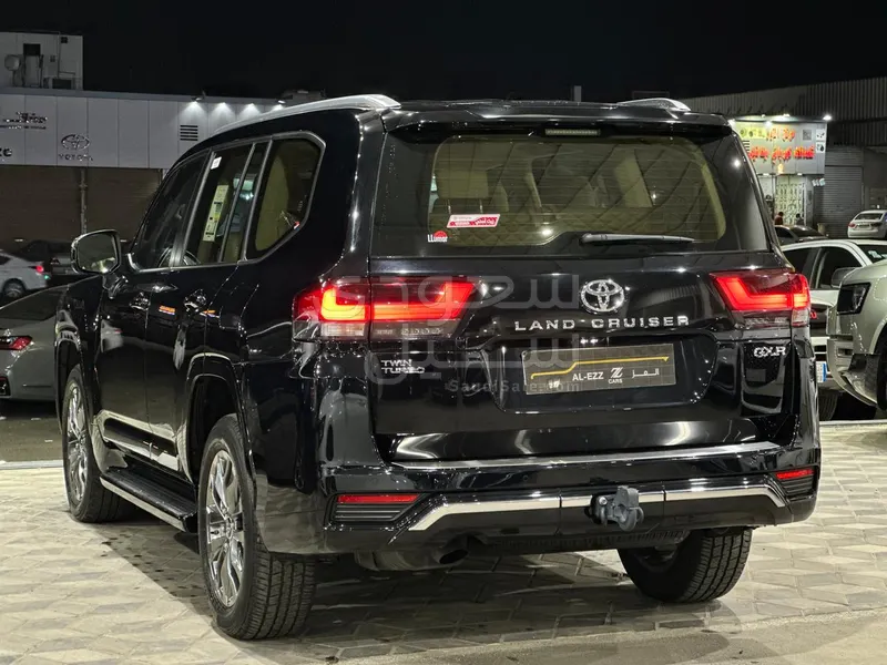 2024 تويوتا لاند كروزر جي اكس ار