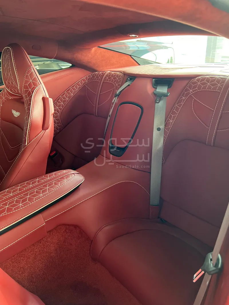 2020 استون مارتن دي بي  اس