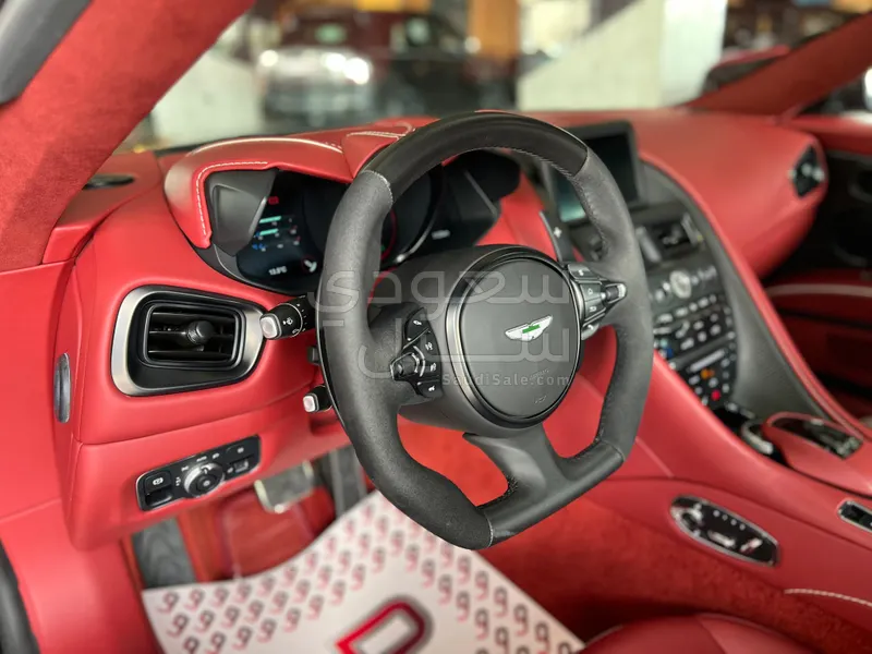 2020 استون مارتن دي بي  اس