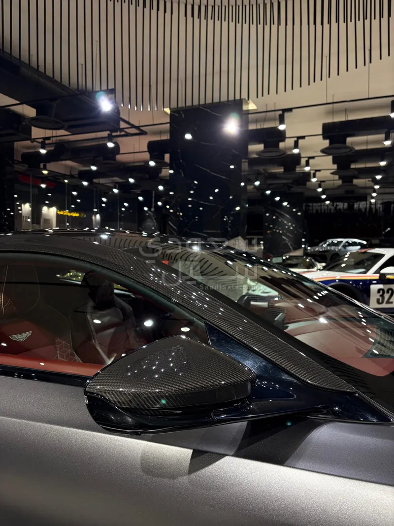 2020 استون مارتن دي بي  اس