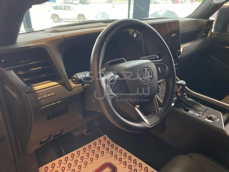 2024 لكزس جي إكس 550