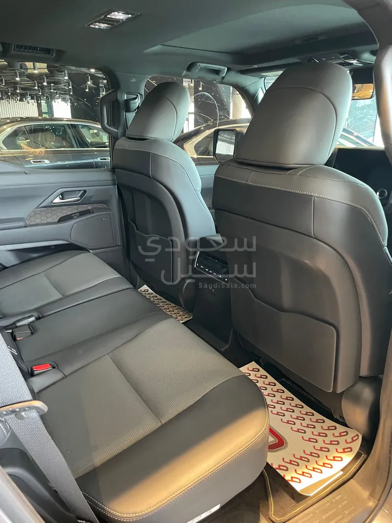 2024 لكزس جي إكس 550