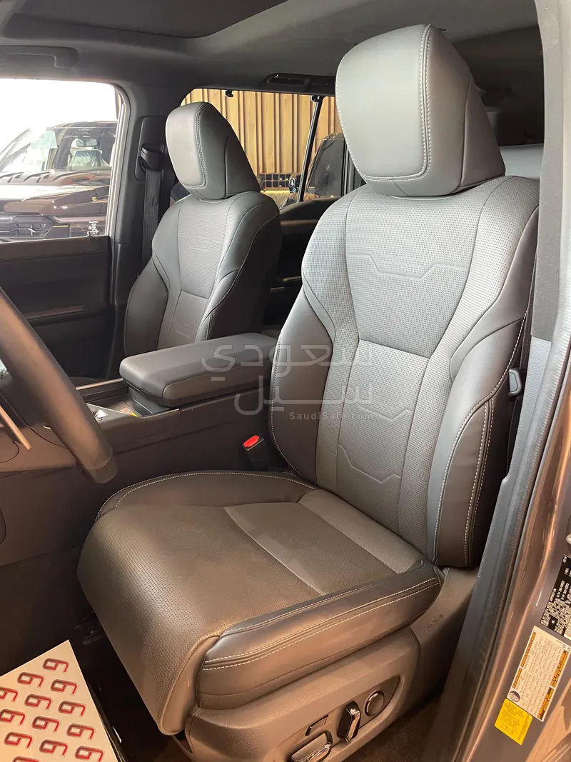 2024 لكزس جي إكس 550