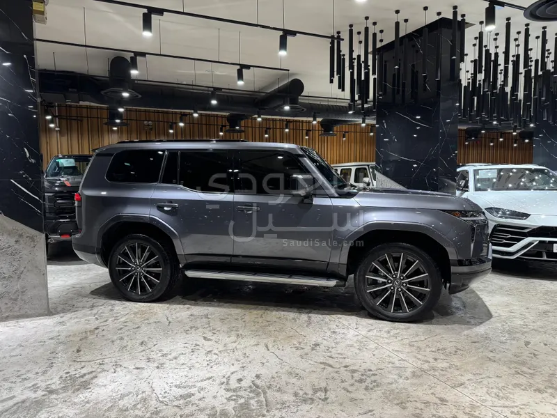 2024 لكزس جي إكس 550