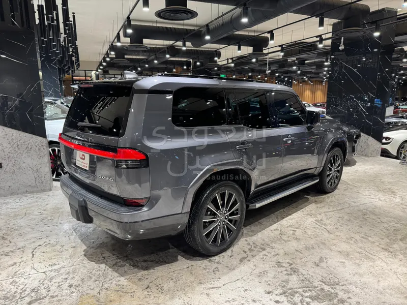 2024 لكزس جي إكس 550