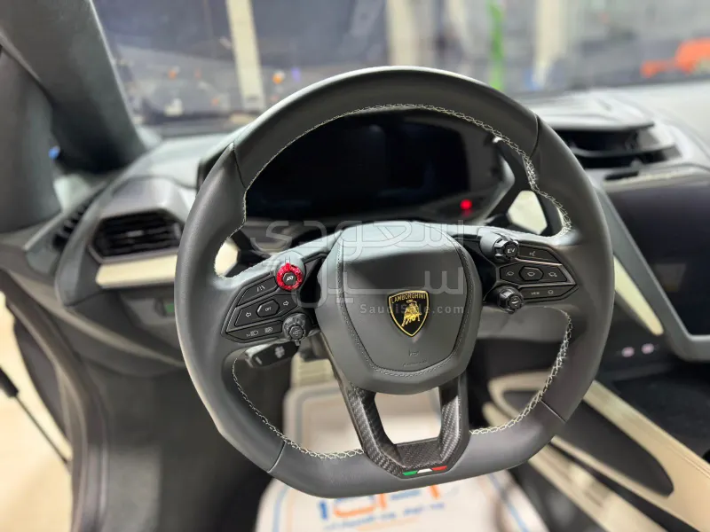 2024 لمبرجيني ريفويلتو