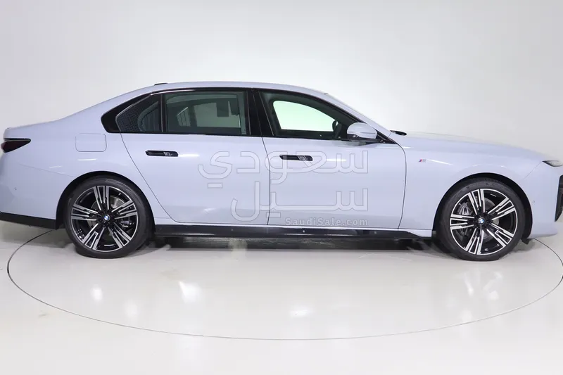 2026 بي ام دبليو الفئة السابعة 735أي