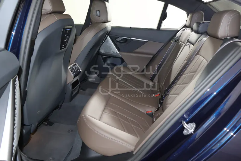 2025 بي ام دبليو الفئة اي 5